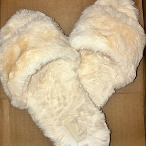 VS PINK Furry Slippers (Women’s L)
